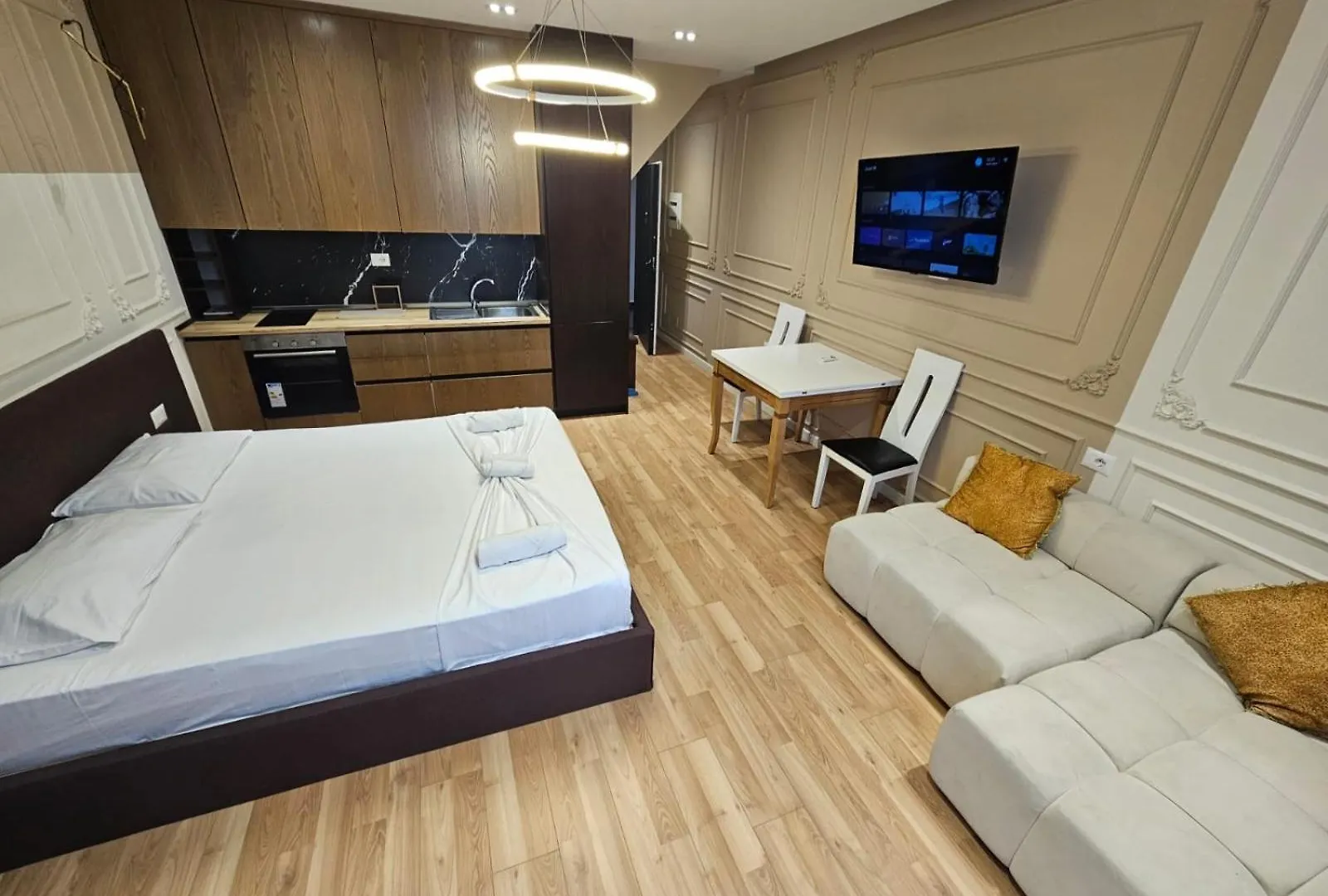 Square 21 Apartment ティラナ
